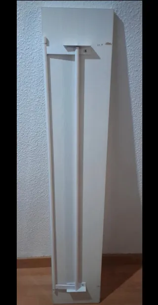 Espejo de pared plateado y blanco