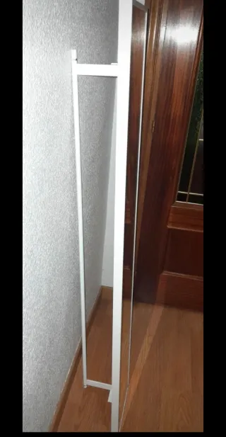 Espejo de pared plateado y blanco