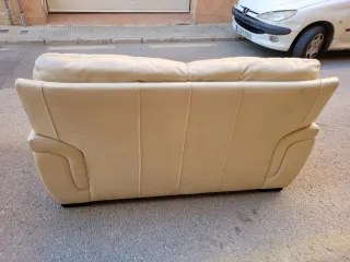 Sofá de piel beige