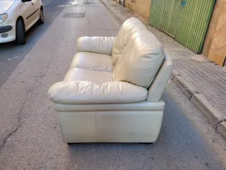 Sofá de piel beige
