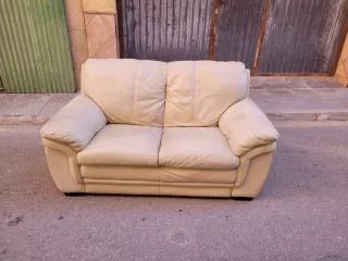 Sofá de piel beige