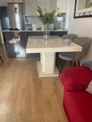 Mesa comedor blanca alto-brillo