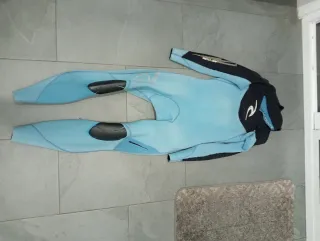 Traje de neopreno azul y negro