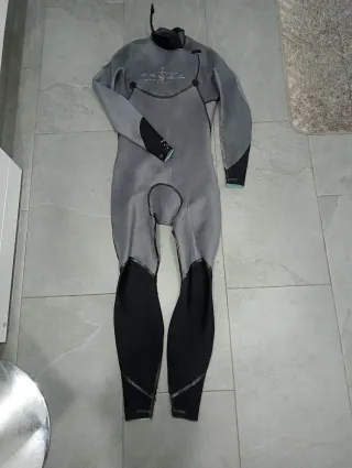 Traje de neopreno azul y negro