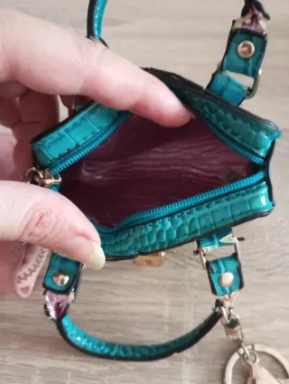 Lote 2 portafogli in pelle scamosciata MK e turchese