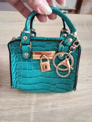 Lote 2 portafogli in pelle scamosciata MK e turchese