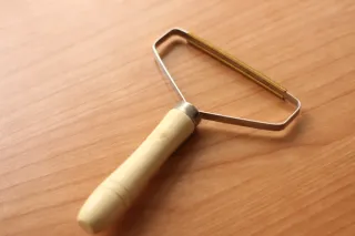 Quitapelusas manual madera y metal.