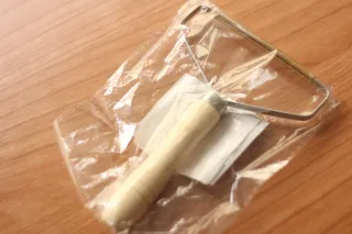 Quitapelusas manual madera y metal.