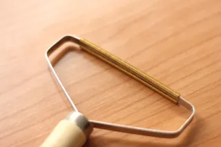 Quitapelusas manual madera y metal.