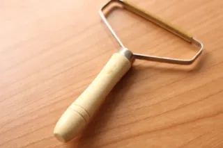 Quitapelusas manual madera y metal.