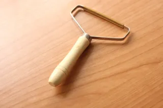 Quitapelusas manual madera y metal.