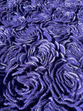 Alfombra morada con diseño de rosas