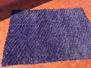Alfombra morada con diseño de rosas