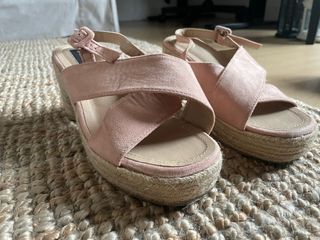 Sandalias cuña rosa y beige