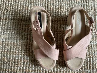 Sandalias cuña rosa y beige