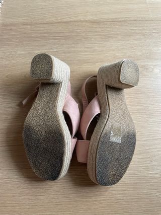 Sandalias cuña rosa y beige
