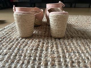 Sandalias cuña rosa y beige