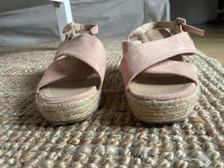 Sandalias cuña rosa y beige