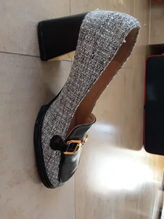 Zapatos de tacón cuadrados con detalle dorado