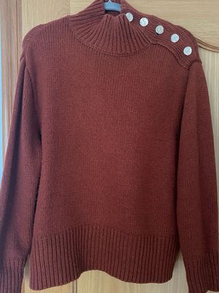 Jersey de punto cuello alto color teja en talla M