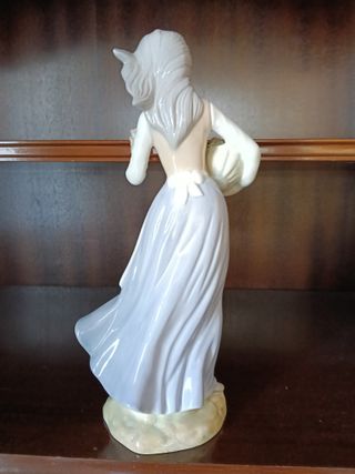 Figura porcelana mujer con flores