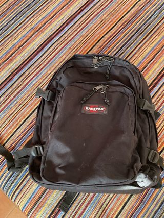 Mochila Eastpak portátil negra