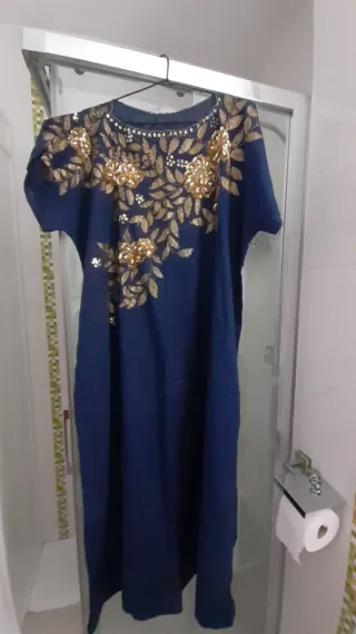 Chilaba azul marino y dorado bordada y pedrería