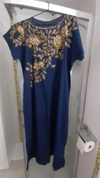 Chilaba azul marino y dorado bordada y pedrería