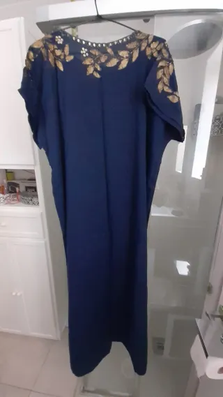 Chilaba azul marino y dorado bordada y pedrería