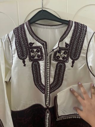 Caftán bordado blanco y morado