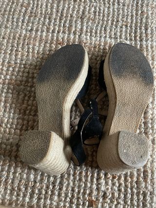 Sandalias cuña negras con detalles dorados