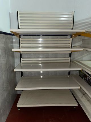 Estanterías metálicas modulares.