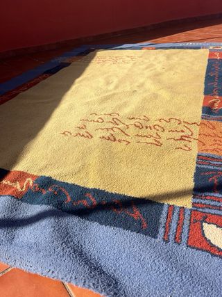 Alfombra beige y azul con diseño