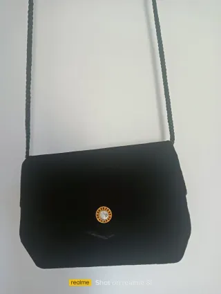 Bolso de terciopelo negro con adorno