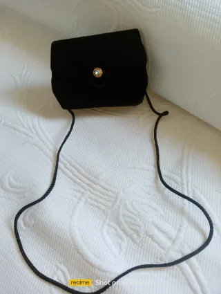 Bolso de terciopelo negro con adorno