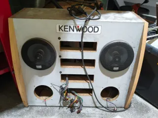 Mueble expositor radios y altavoces Kenwood