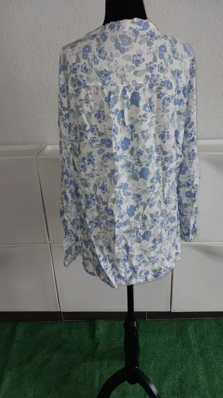 Blusa floral azul y blanca
