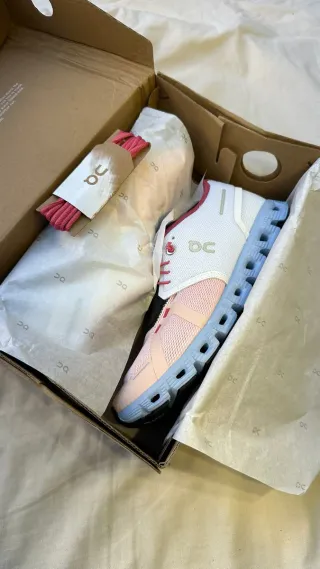 Zapatilla On Running Cloud 5 Rosa/Blanco