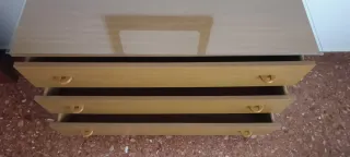 Cómoda baja de madera y espejo