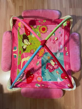 Gimnasio bebé rosa con peluches