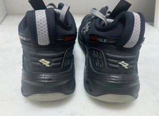 Zapatos de seguridad negros y grises