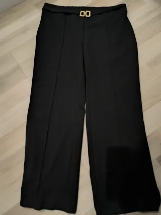 Pantalón negro de vestir con cinturón