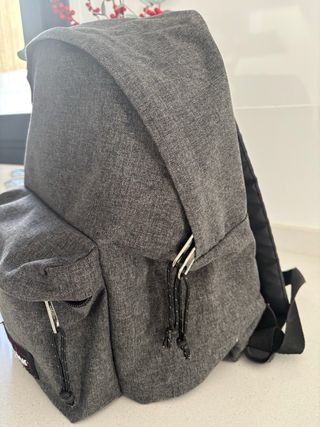 Mochila Eastpak Gris