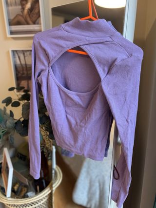 Jersey lila cuello alto espalda descubierta