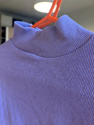 Jersey lila cuello alto espalda descubierta