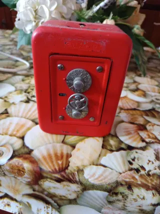 Hucha de lata roja con combinación