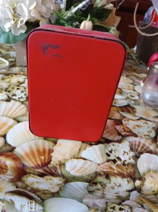 Hucha de lata roja con combinación