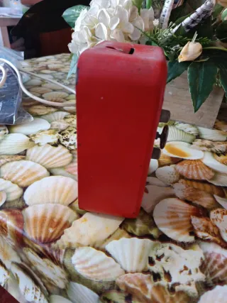 Hucha de lata roja con combinación