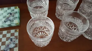 Botella de cristal con vasos y posavasos