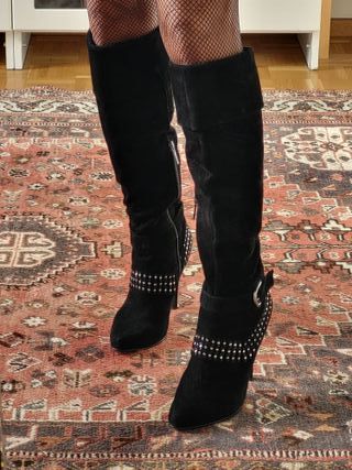 Stivali neri con tacco e borchie